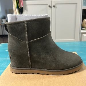 Women’s size 7 UGG ankle boot FEMME MINI. Color slate.